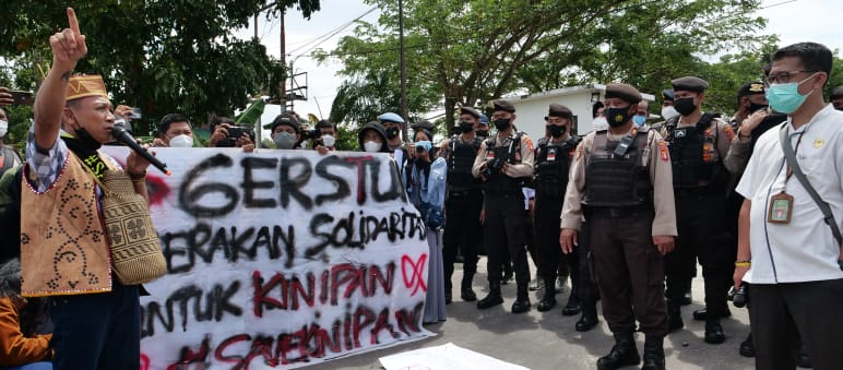 Solidarité locale et internationale avec Kinipan Manifestation d’habitants du village de Kinipan devant le tribunal de Palangkaraya en 2022 à Bornéo