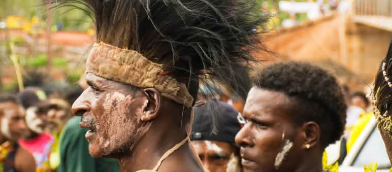 Deux hommes du peuple autochtone Mahuze dans la province indonésienne de Papouasie