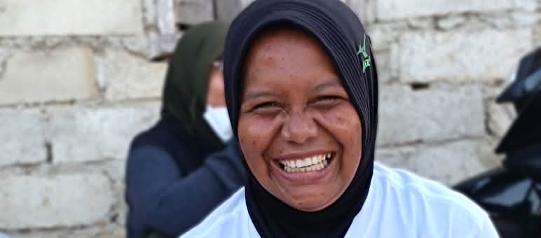 Mama Kilia pose avec un T-shirt Rettet den Regenwald / Sauvons la forêt