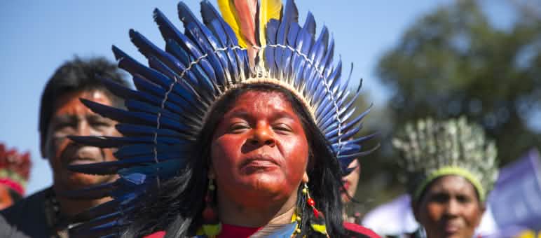 Femmes indigènes en marche dans la capitale Brasília Femme indigène coiffée d’une couronne de plumes, lors d’une marche dans la capitale du Brésil