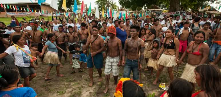 Les Mundurukú se sont battus de toutes leurs forces pour la sauvegarde de leur territoire Les indigènes Mundurukú luttent contre un projet de barrage sur le fleuve Tapajós
