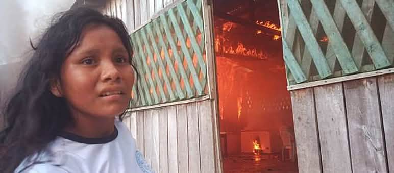 Une des deux maisons incendiées par les orpailleurs illégaux à Fazenda Tapajós Une Indienne Munduruku en détresse, devant l’une des maisons incendiées par les orpailleurs illégaux dans le village indigène de Fazenda Tapajós (État du Pará, Brésil)