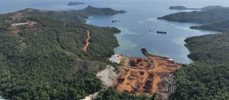 Vue aérienne d’une mine de nickel sur une petite île