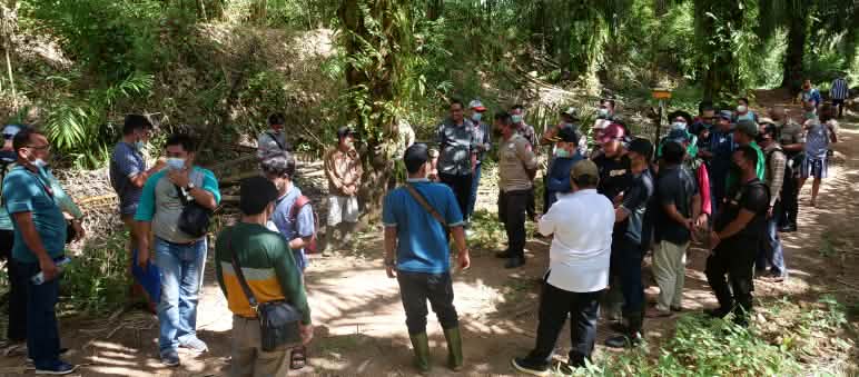 Journalistes et habitants du village de Penyang à Bornéo (Indonésie)