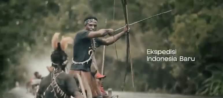 Des Papous dans un bateau avec un arc et des flèches