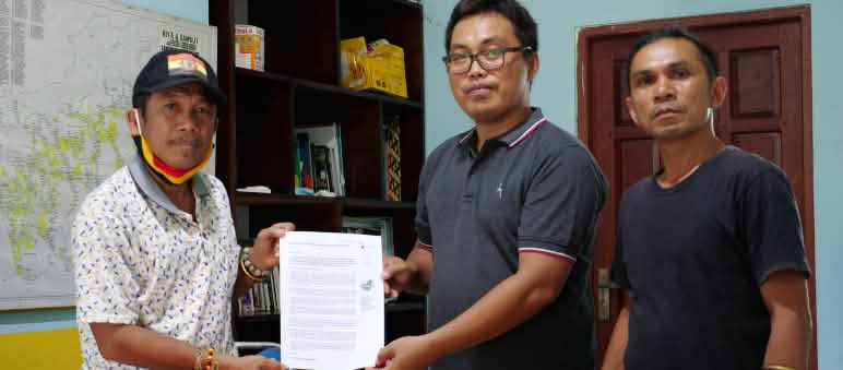 Effendi Buhing (à gauche) va remettre en personne la pétition pour sauver la forêt de Kinipan au président Jokowi Effendi Buhing de Kinipan pose aux côtés de Safrudin Mahendra de l’organisation Save Our Borneo