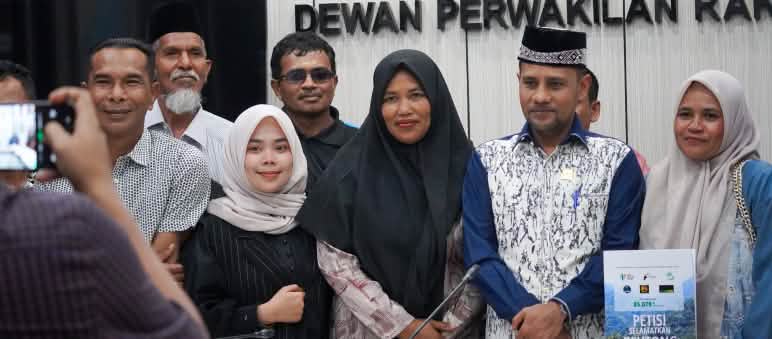 Groupe de jeunes, de femmes et d’activistes présentant une pétition au Parlement à Banda Aceh