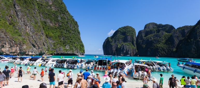 Des touristes arrivent en bateau à Maya Beach Des touristes à Maya Beach, Ko Phi Phi, Thaïlande
