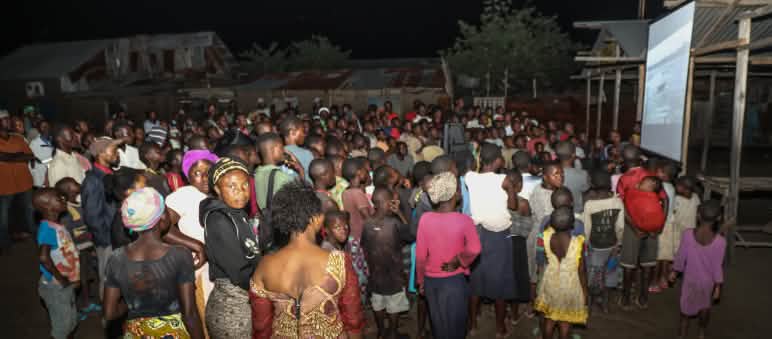 Le public est venu nombreux à la projection du film "La malédiction du pétrole au Nigeria" Projection "La malédiction du pétrole au Nigeria" dans le village de Vitshumbi (Virunga) en RDC