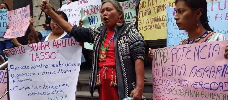Pendant la pandémie, des compagnies minières canadiennes ont menacé le territoire des indigènes Shuar Arutam en Amazonie équatorienne Manifestation contre l’exploitation minière devant le ministère de l’Environnement de l’Équateur
