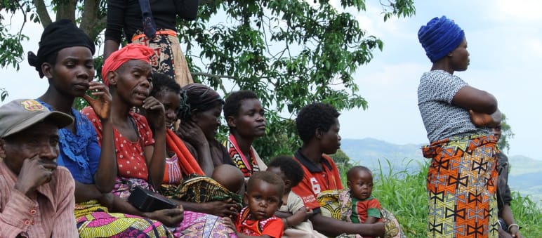 Femmes et enfants du peuple autochtone batwa dans un village près de Bukavu
