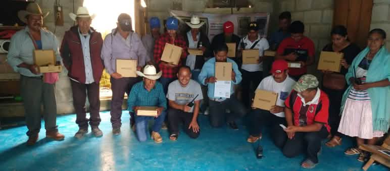 Un groupe de personnes tient dans ses mains des caisses contenant du matériel radio