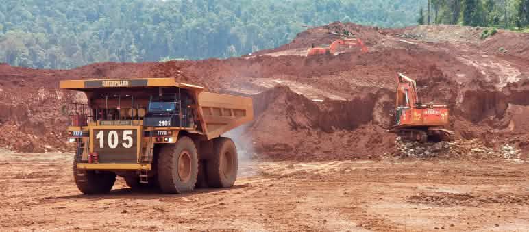 Le nickel, extrait ici dans la forêt tropicale de Sulawesi en Indonésie, est le principal composant des batteries lithium-ion des voitures électriques Exploitation du nickel à Sulawesi en Indonésie
