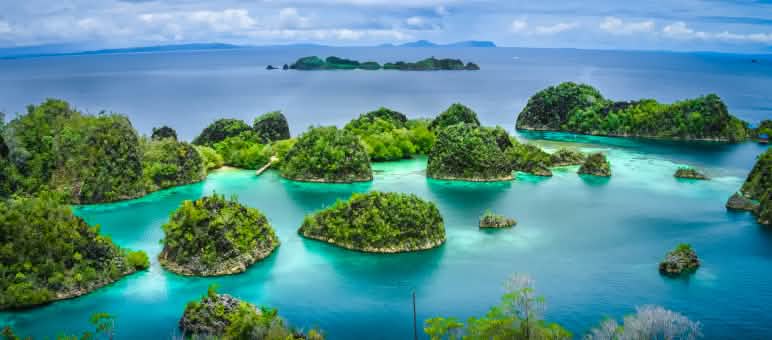 Vue aérienne de petites îles d’un archipel près de la Papouasie