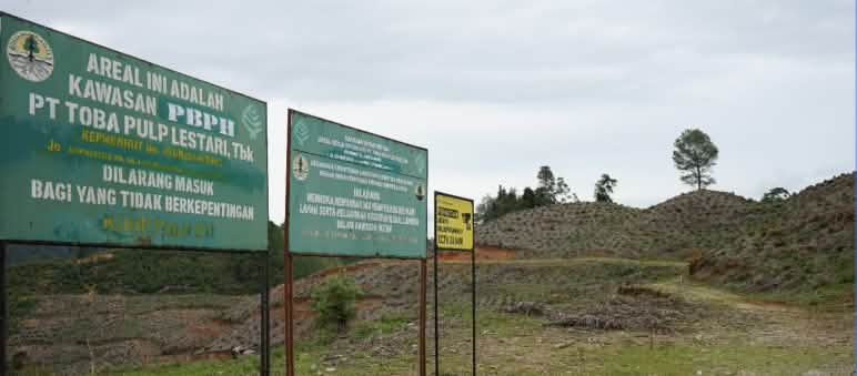 Panneaux « Entrée interdite ! » devant des collines dénudées