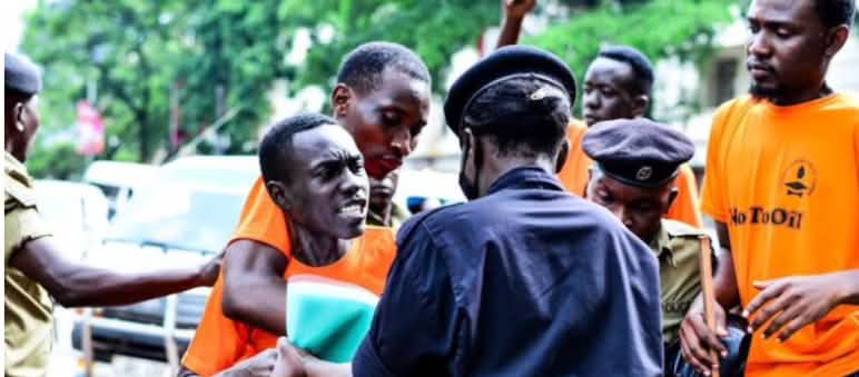Les policiers interpellent des étudiants lors d’une manifestation le 24 novembre 2023 à Kampala Arrestation d’étudiants le 24/11/2023 à Kampala