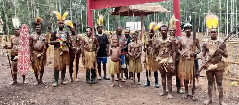 Le peuple Awyu lutte pour la justice, ses droits fonciers et la forêt tropicale
à Boven Digoel Portrait d’un groupe d’autochtones du peuple Awyu de Papouasie en habits traditionnels
