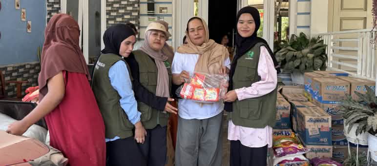 Des femmes distribuent des produits de première nécessité