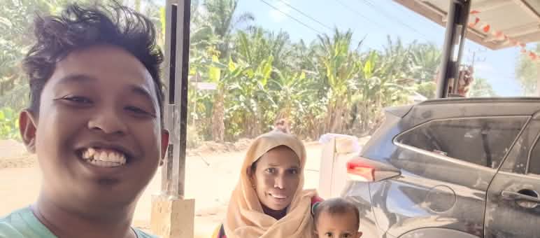 Syukur avec un t-shirt RdR et une femme avec un bébé