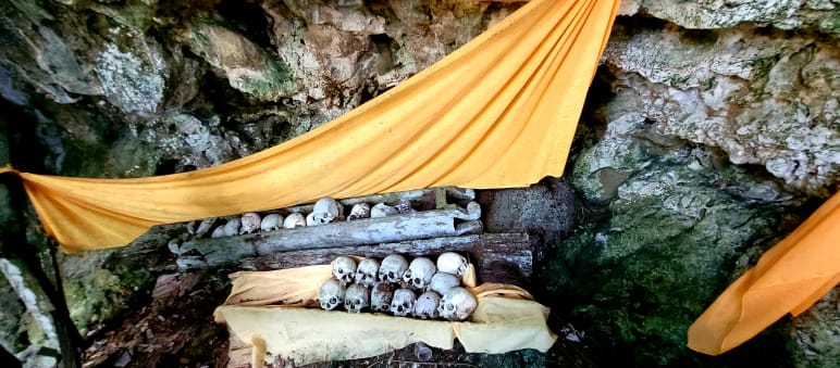 Crâne des ancêtres dans une grotte