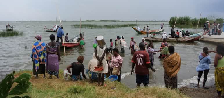 Pêcheurs dans le village de Vitshumbi (lac Édouard, Parc national des Virunga, République démocratique du Congo)