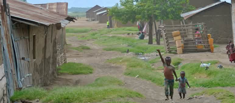 Enfants dans le village de pêcheurs de Vishumbi (parc national des Virunga, République démocratique du Congo)