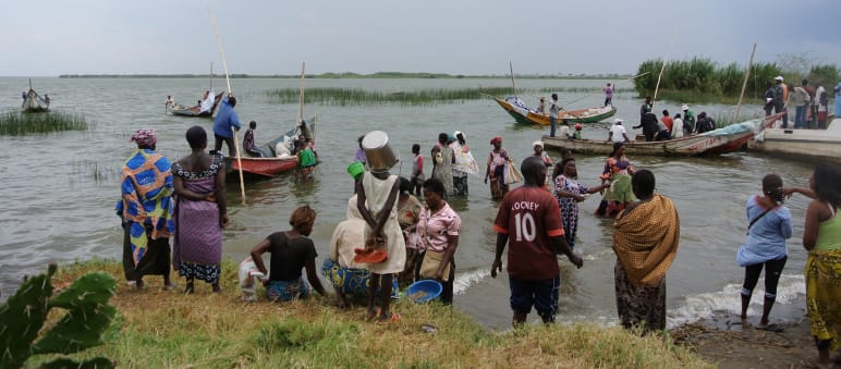 Pêcheurs dans le village de Vitshumbi dans le parc national des Virunga