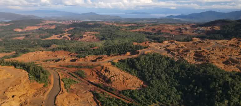 Mine de nickel de la société Vale en Indonésie : les minerais nécessaires à la fabrication de voitures électriques détruisent la forêt tropicale Vue aérienne d’une mine de nickel de Vale en Indonésie