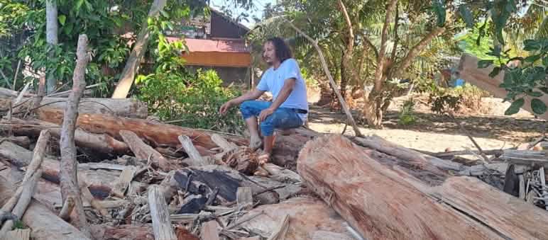 Yusmadi dans les ruines du bureau de l’AWF