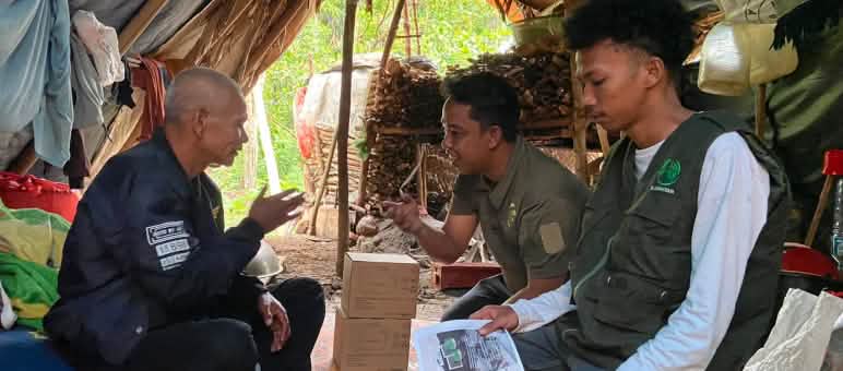 trois hommes assis dans une tente