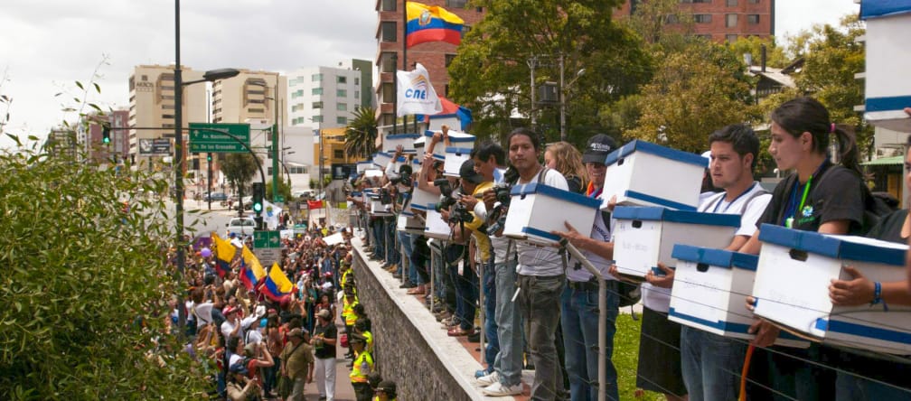 Un grand groupe de jeunes à la Commission électorale nationale de l’Équateur à Quito, en 2014, pour remettre 757 000 signatures en faveur d’une consultation citoyenne sur le parc national Yasuní.
