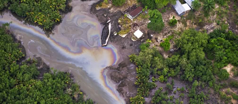 Vue aérienne d’un déversement de pétrole dans une rivière au Nigeria