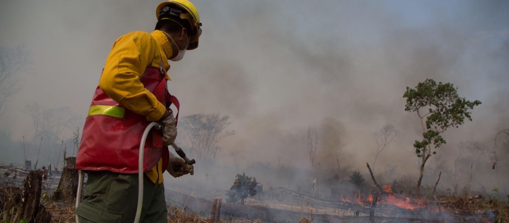 Pompier essayant d’éteindre un incendie de forêt en Bolivie