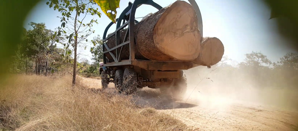 Camion de bûcheron au Cambodge