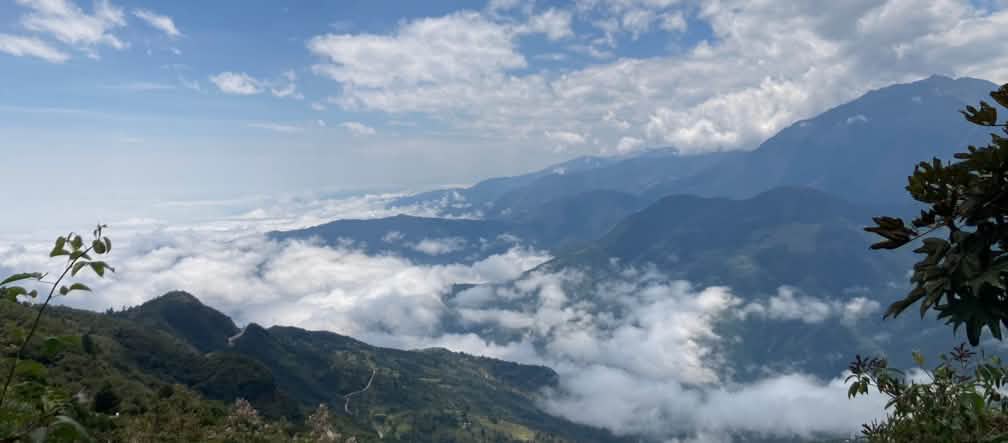 Paysage de montagne où les nuages vont du sol à haut dans le ciel