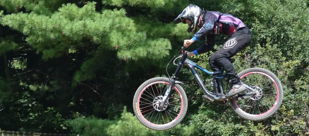 Un vététiste en train de faire un saut avec son VTT