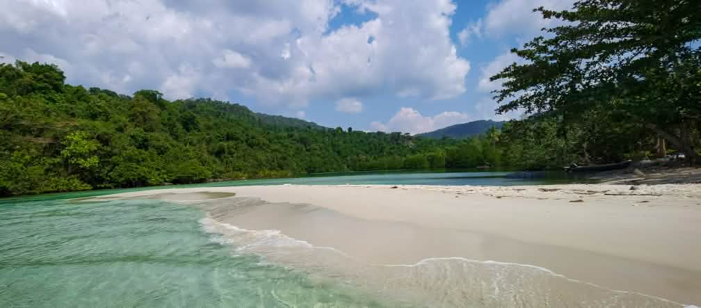 Lagon, plage de sable fin et forêt tropicale en arrière-plan sur l’île de Koh Kong, au Cambodge