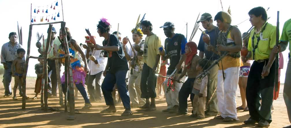 Danse traditionnelle des Guaraní au Brésil (© Fiona Watson / Survival)