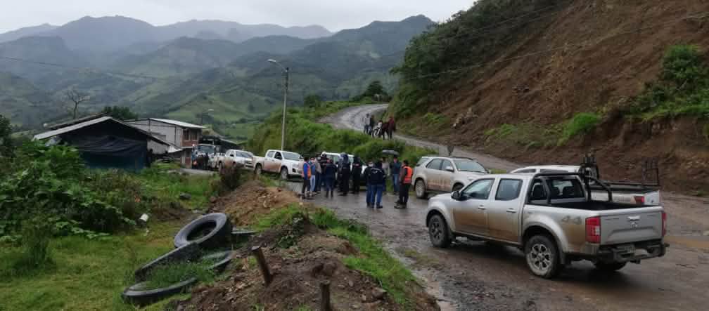 Une file de véhicules de la compagnie minière Hanrine bloqués sur la route d’accès de la municipalité de Buenos Aires (canton d’Urcuquí, province d’Imbabura) dans le nord de l’Équateur