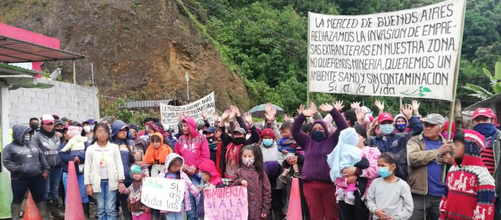 Une foule bigarrée de personnes, tenant des banderoles et des pancartes contre l’exploitation minière, à Merced de Buenos Aires (Equateur)