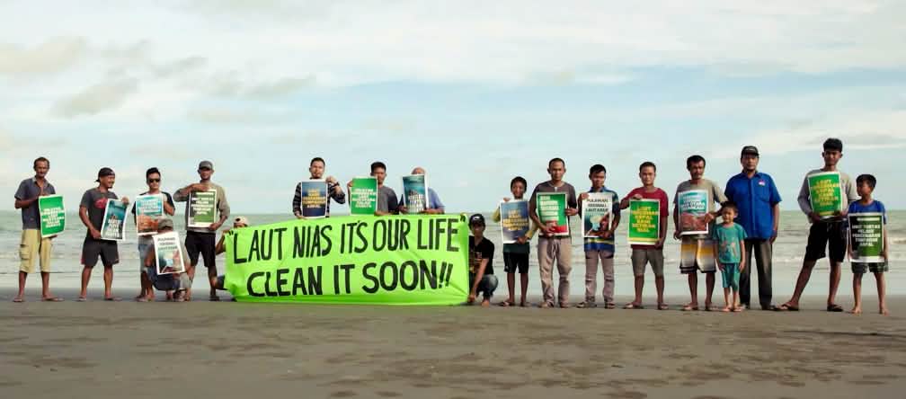 Manifestation sur une plage de l’île de Nias en Indonésie