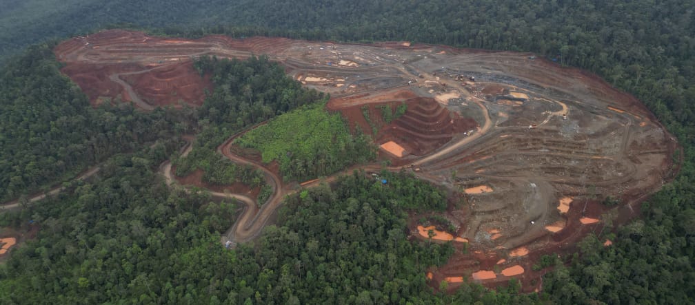 Vue aérienne sur une mine de nickel au milieu d’une forêt tropicale dévastée