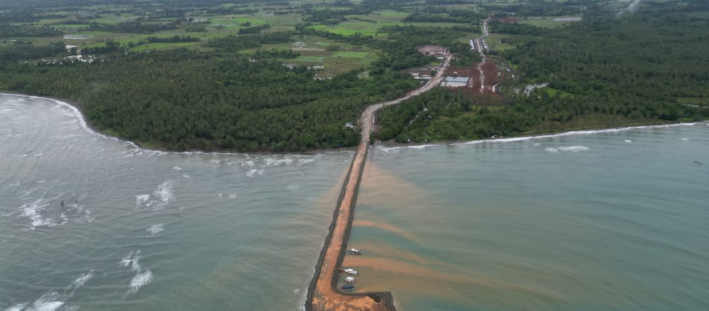 Vue aérienne sur une digue d’amarrage reliant une mine de nickel à la mer
