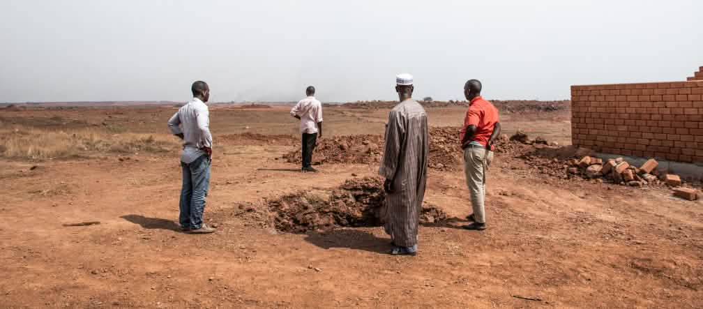 Habitants du village de Hamdallaye sur le site de la mine de bauxite de Sangaredi