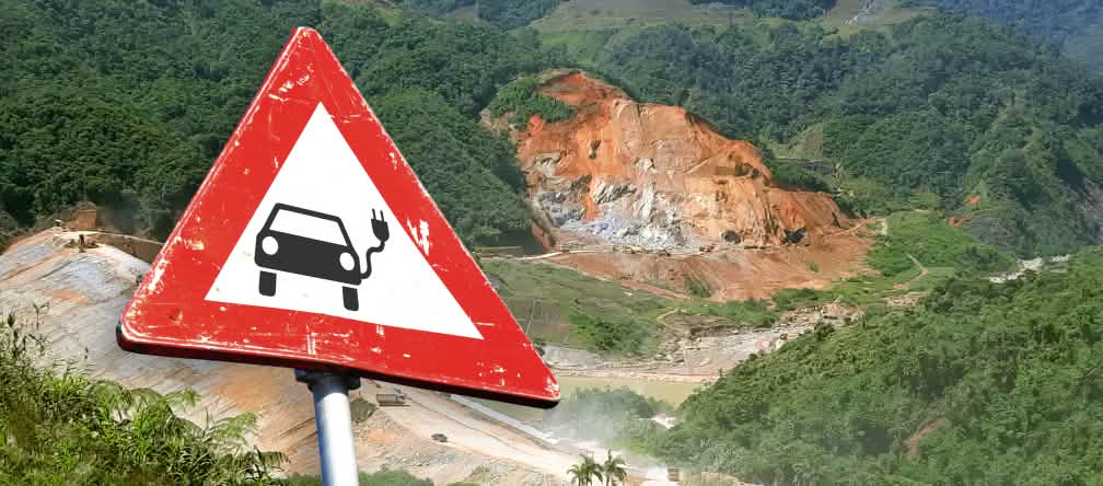 Photomontage : panneau de signalisation avec une voiture électrique devant une mine à ciel ouvert en Equateur