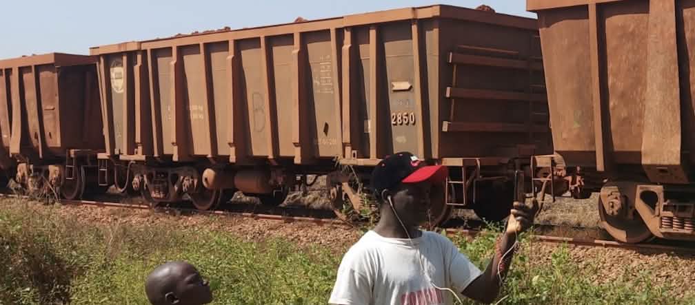 Train de marchandises, avec un jeune garçon et un homme au premier plan