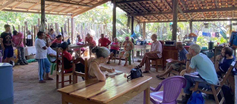 Un groupe de personnes lors d’une réunion dans une cabane ouverte