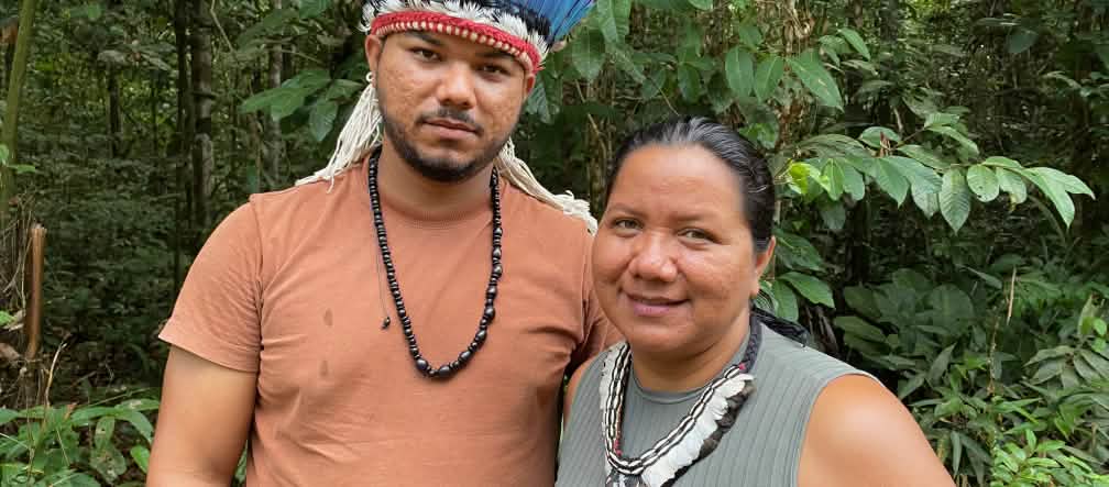 Portrait d’une femme autochtone portant un collier de plumes à droite et d’un jeune homme autochtone coiffé d’une couronne de plumes à gauche