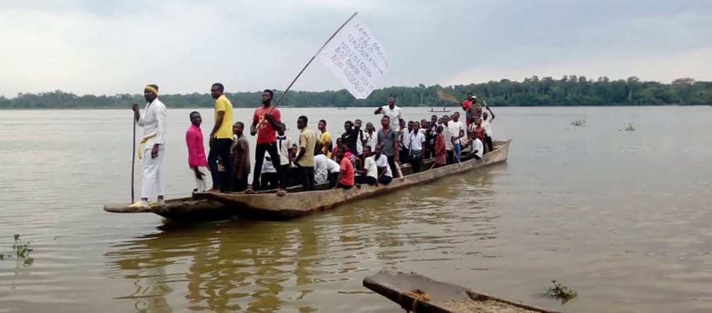 Les habitants manifestent sur des bateaux contre la pollution de la rivière Aruwimi