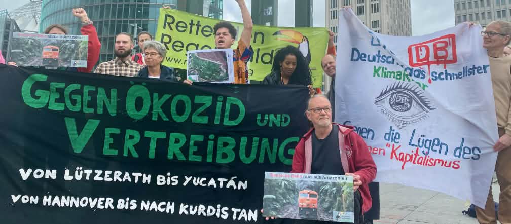 Un groupe manifeste au centre de Berlin devant l’immeuble de la Deutsche Bahn